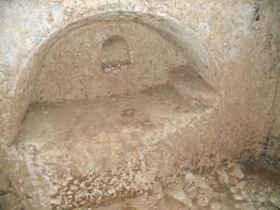 ipogeo di Via Martinez. Uno dei giacigli arcosoli presenti nel sito